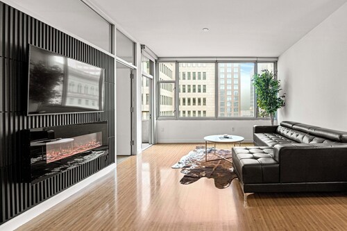 Modern Downtown Dallas City View High-Rise, Free Parking, Balcony, Pool, Gym