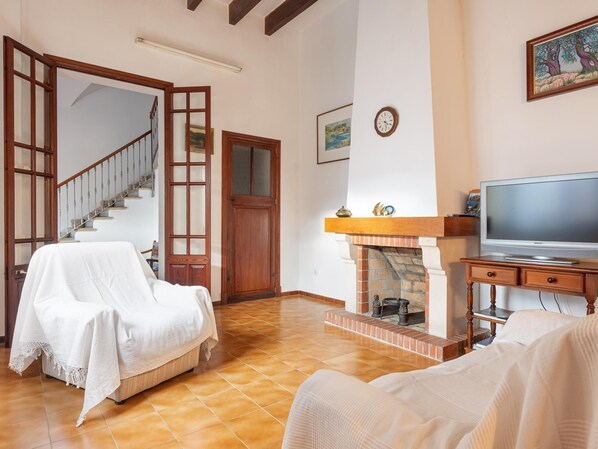 2 عدّة غرف نوم ومكواة/لوح كي وخدمة الإنترنت وملاءات أسرّة