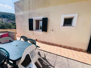 Outdoor dining - Casa Solana al Cavo meters from the sea (Cavo)