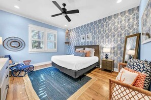 4 chambres, bureau, fer et planche à repasser, lit de bébé portatif