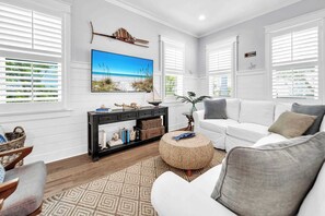 TV, offices - Luxe Escape on 30A ｜4bed, 3.5 bath (Santa Rosa Beach)