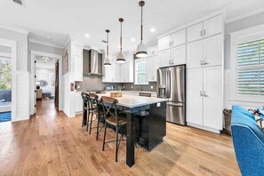 Fridge, microwave, oven, stovetop - Luxe Escape on 30A ｜4bed, 3.5 bath (Santa Rosa Beach)