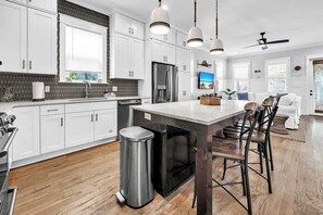 Fridge, microwave, oven, stovetop - Luxe Escape on 30A ｜4bed, 3.5 bath (Santa Rosa Beach)
