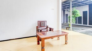 Een kamer met een houten tafel en een lijst met een afbeelding erop.