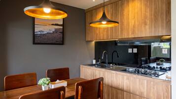 Deluxe-Zimmer, Balkon, Gartenblick | Eigene Küche