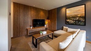 Suite, 1 kamar tidur, pemandangan kebun | Area keluarga | Smart TV 50-inci dengan saluran TV digital
