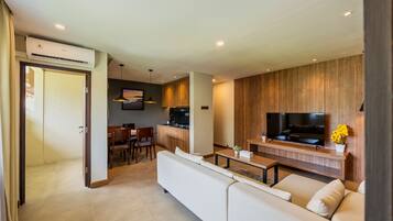 Suíte, 1 quarto, vista para o jardim | Área de estar | Smart TV 50 polegadas com canais digitais