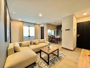Deluxe Room, Balcony, Garden View | Living area