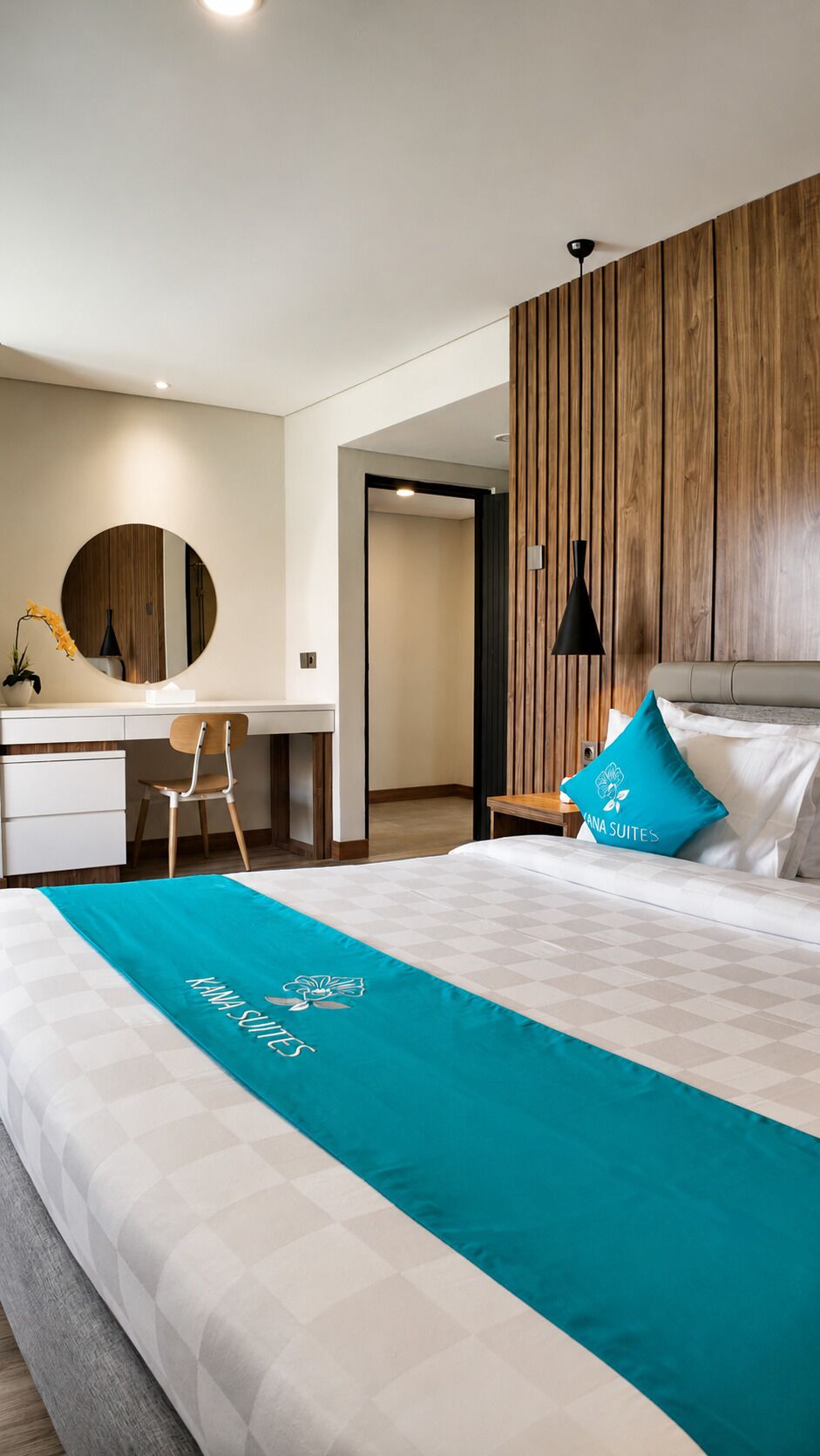 Une chambre d’hôtel comprenant un lit, un bureau, une chaise, un miroir et un mur décoratif en bois.