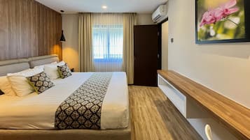 Deluxe-huone, parveke, näköala puutarhaan | Minibaari, ilmainen Wi-Fi