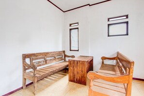 Lobby - Hotel O Purwokerto Near Alun Alun Purwokerto Formerly Guest House Rania (Purwokerto)