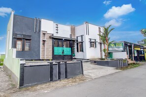 Front of property - Hotel O Purwokerto Near Alun Alun Purwokerto Formerly Guest House Rania (Purwokerto)