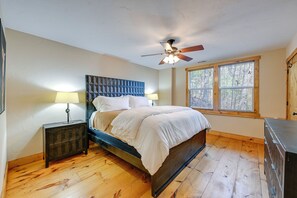 3 bedrooms, iron/ironing board, travel crib, internet