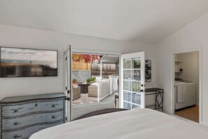 3 slaapkamers, een bureau, een strijkplank/strijkijzer, reisbedje