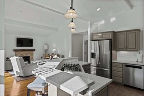 Een koelkast, een microgolfoven, een oven, een kookplaat