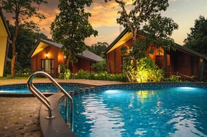 Una piscina al aire libre