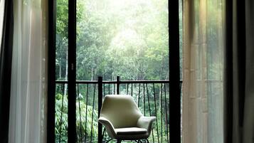 Chalet, Balkon, Gartenblick