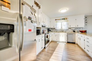 Réfrigérateur, micro-ondes, plaque de cuisson, lave-vaisselle