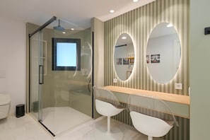 Een douche, handdoeken
