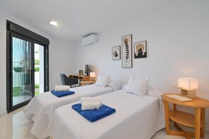 3 chambres, fer et planche à repasser, Wi-Fi, draps fournis