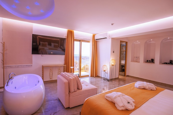 Royal Suite, Sea View | Desk, soundproofing, free WiFi