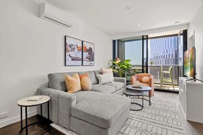 TV - Stylish 2-Bed Apartment with Stunning City Views (Southbank)