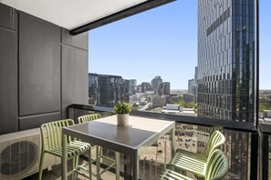 Outdoor dining - Stylish 2-Bed Apartment with Stunning City Views (Southbank)