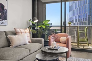 TV - Stylish 2-Bed Apartment with Stunning City Views (Southbank)