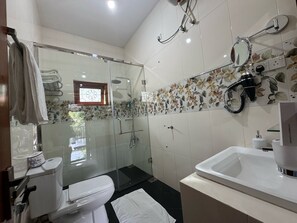 Dusj, hårføner, håndklær og såpe