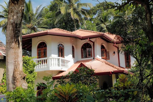 Liyara Villas is located near the Ambuluwawa mountain, a popular tourist spot.