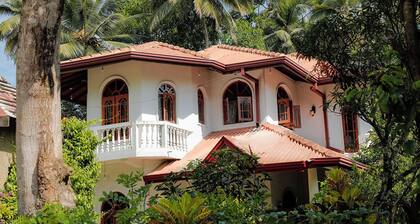 Liyara Villas is located near the Ambuluwawa mountain, a popular tourist spot.