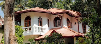 Liyara Villas is located near the Ambuluwawa mountain, a popular tourist spot.