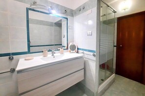 Shower, towels