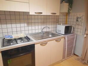 Stovetop, coffee/tea maker, cookware/dishes/utensils, dining tables