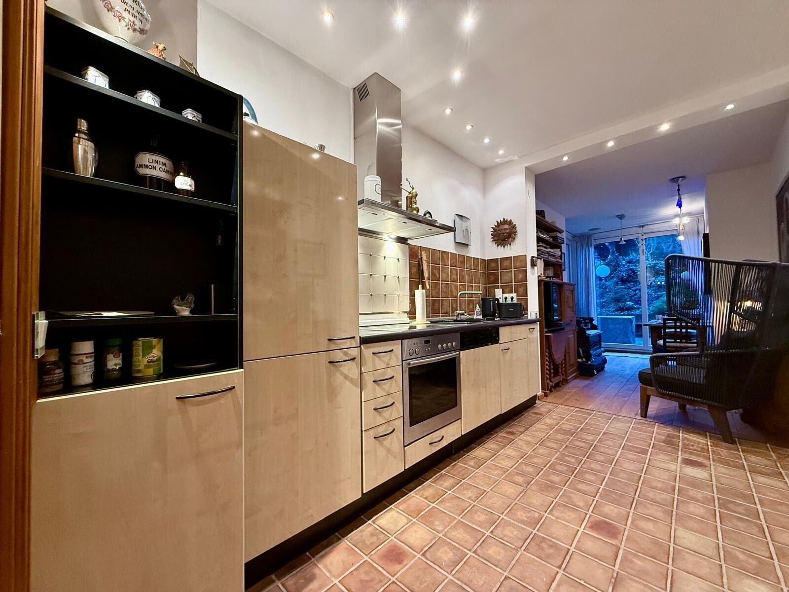 Ofen, Herdplatte, Geschirrspüler, Wasserkocher mit Kaffee-/Teezubehör