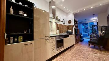 Ofen, Herdplatte, Geschirrspüler, Wasserkocher mit Kaffee-/Teezubehör