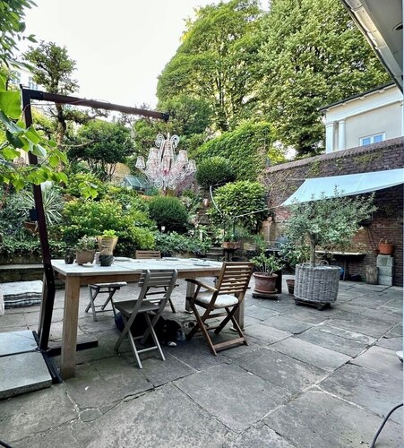 Briller Palais mit riesigem Garten und Whirlpool 