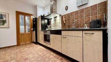 Four, plaque de cuisson, lave-vaisselle, cafetière/bouilloire