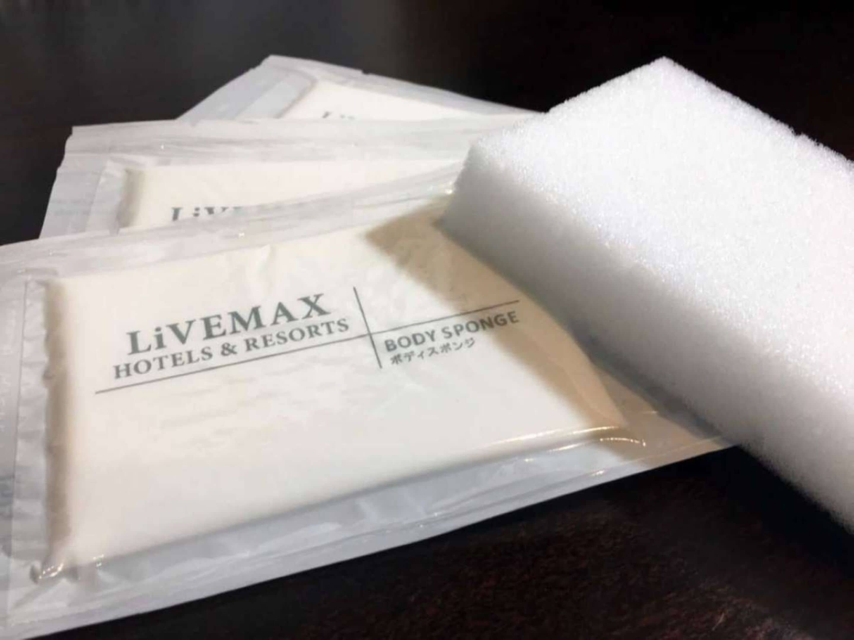 Un colis étiqueté « Livemax Hotels & Resorts » contenant une éponge pour le corps.