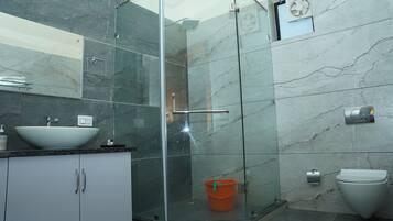 Habitación Deluxe, vista a la montaña | Baño | Toallas y papel de baño