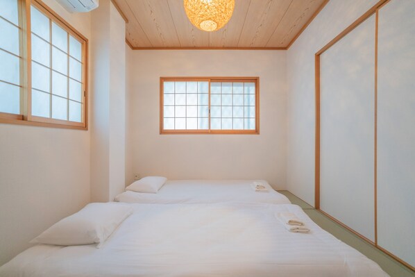 4 bedrooms, blackout drapes, soundproofing, free WiFi - Tabi Time Hanazonochō (Osaka)