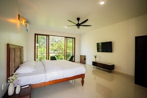 客房内保险箱、笔记本电脑工作区、遮光窗帘、熨斗/熨衣板