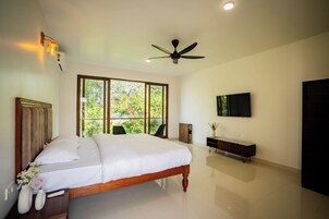 Caja de seguridad en la habitación y espacio para trabajar con laptop 