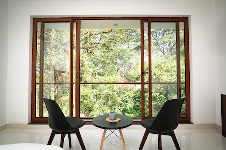 In-room safe, laptop workspace, blackout drapes, iron/ironing board