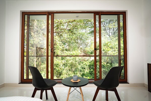 客房内保险箱、笔记本电脑工作区、遮光窗帘、熨斗/熨衣板