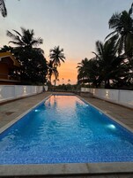 Una piscina al aire libre