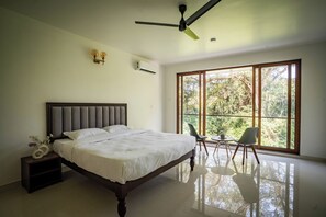 In-room safe, laptop workspace, blackout curtains, iron/ironing board - Mistral by the Sea (Benaulim)