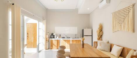 Stórt Deluxe-einbýlishús - 3 svefnherbergi - útsýni yfir sundlaug | Einkaeldhúskrókur | Kaffivél/teketill, rafmagnsketill, brauðrist, hrísgrjónapottur