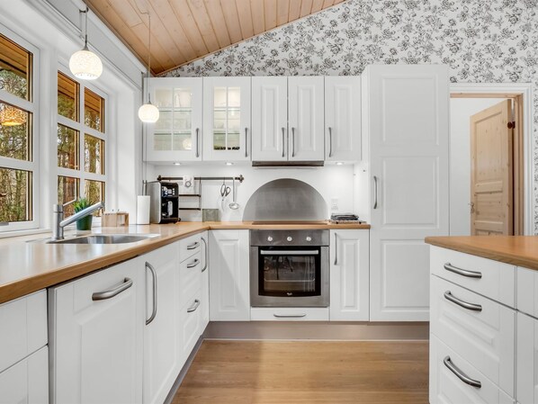 Fridge, microwave, dishwasher, cookware/dishes/utensils