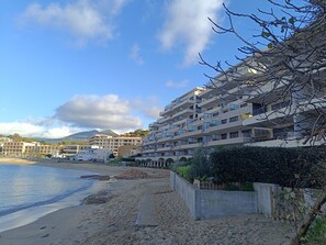 På stranden